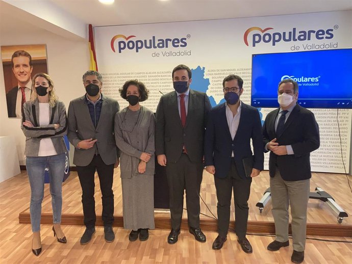 De izquierda da derecha: Irene Núez, Alberto Plaza, Mercedes Cantalapiedra, José Ángel Alonso Pérez, Eduardo Carazo y Pablo Trillo.