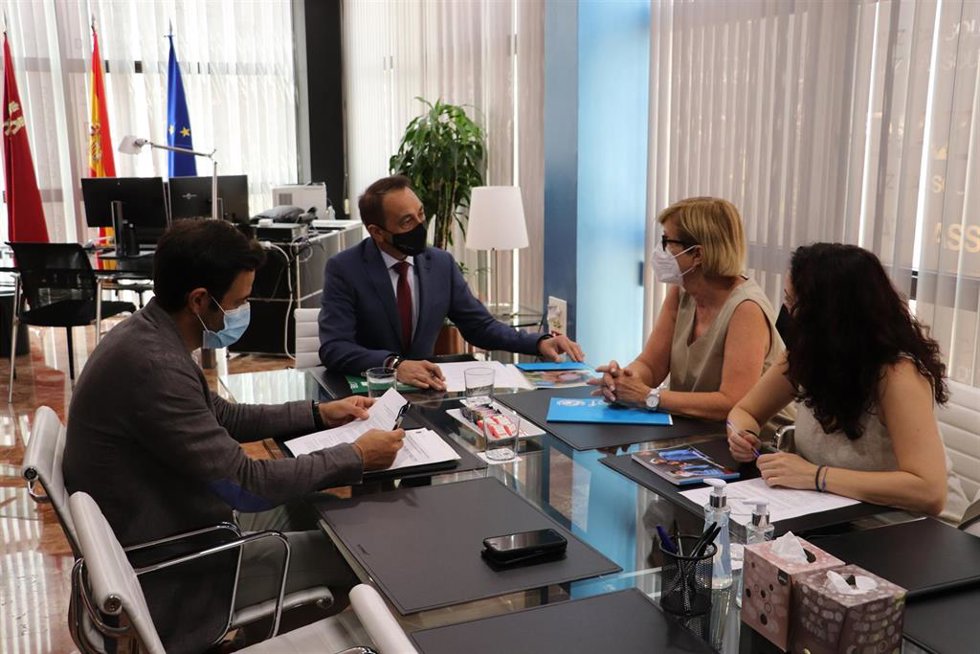 El director general de Gobierno Abierto, David Martínez y el consejero de Transparencia, Seguridad y Emergencias, Antonio Sánchez Lorente, con la presidenta de Unicef en Murcia, Amparo Marzal  y la Coordinadora UNICEF Región de Murcia, Carolina Galván