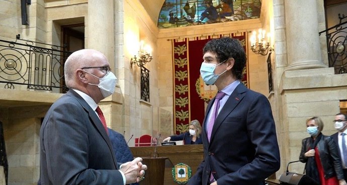 El diputado general de Bizkaia, Unai Rementeria, junto al diputado de Hacienda, José María Iruarrizaga, tras la aprobación de los presupuestos de 2022 en las Juntas de Bizkaia.