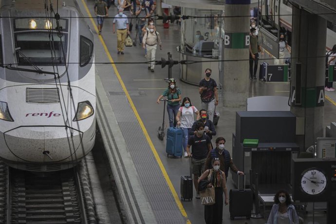 Archivo - Llegada de un tren Alvia.