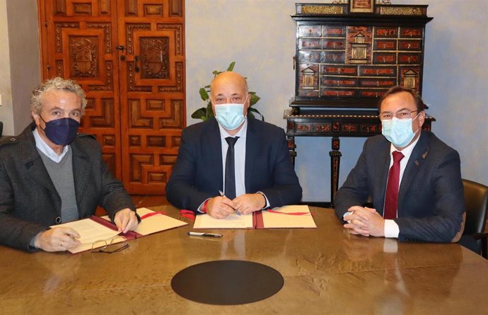 El presidente de la Diputación de Córdoba, Antonio Ruiz (centro), en la firma con Prode.