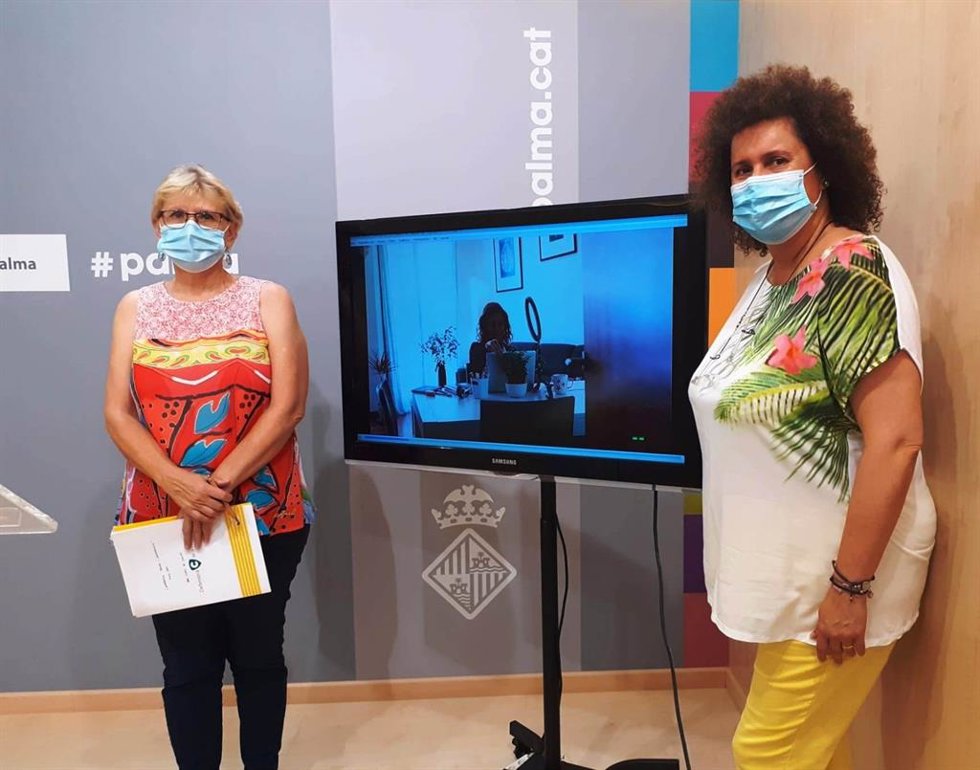 Archivo - La regidora de Turismo, Sanidad y Consumo de Palma, Elena Navarro (dcha), y la Defensora de la Ciudadanía, Anna Moilanen (izq). 