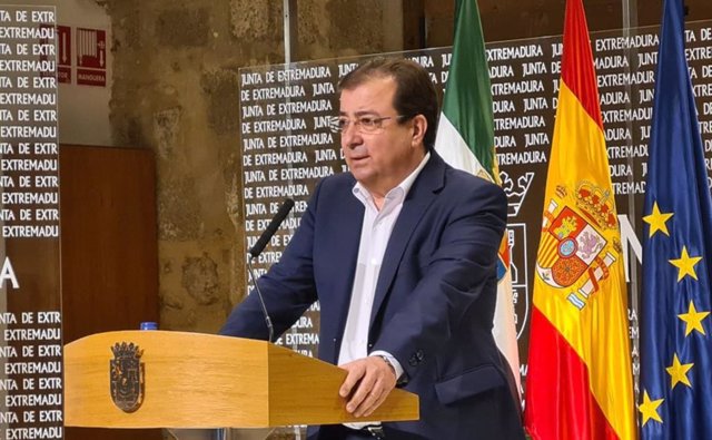 El presdidente de la Junta de Extremadura, Guillermo Fernández Vara, en rueda de prensa
