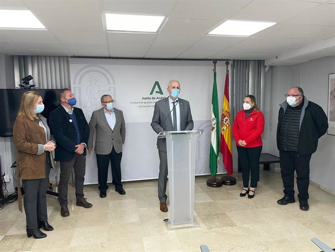 El delegado de Igualdad, Políticas Sociales y Conciliación de la Junta en Granada, Manuel Montalvo, en rueda de prensa.