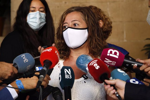 Archivo - La presidenta del Govern de Baleares, Francina Armengol, ofrece declaraciones a los medios.