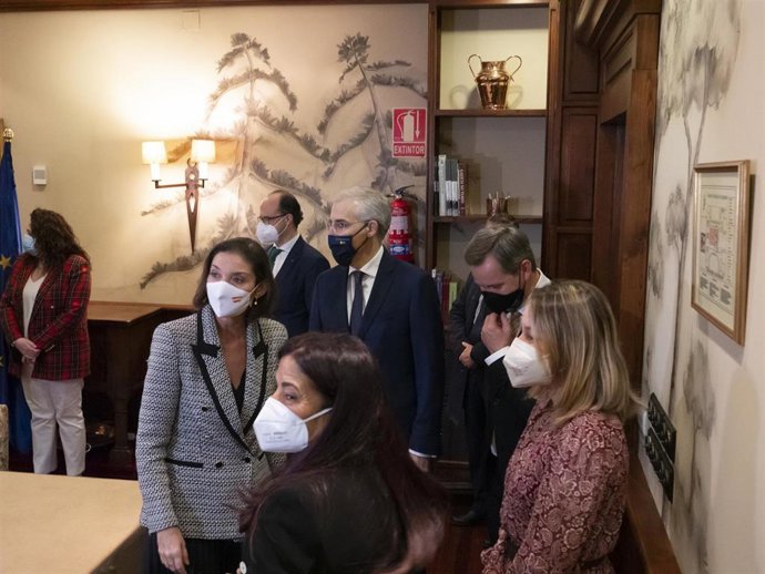 La ministra de Industria, Comercio y Turismo, Reyes Maroto (i), conversa a su llegada al acto de firma del acuerdo en Santiago entre Alcoa y los sindicatos de la fábrica de Cervo (Lugo), a 30 de diciembre de 2021, en Santiago de Compostela, A Coruña, Ga