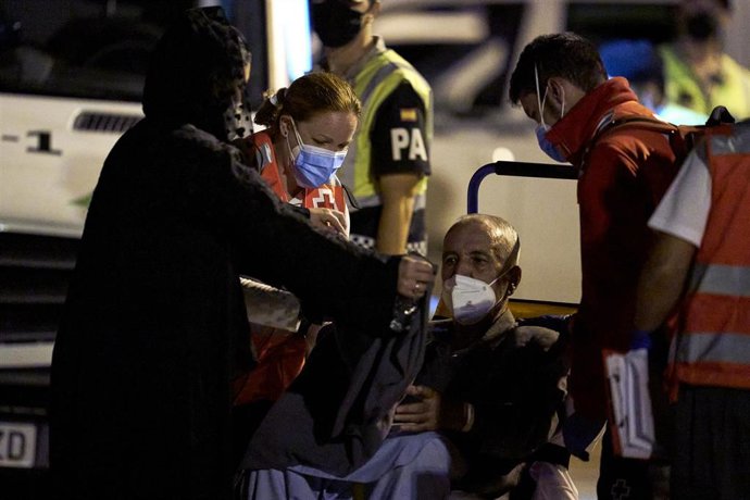 Archivo - Varios afganos llegan a la Base Aérea de Torrejón de Ardoz, en el segundo vuelo con refugiados afganos procedente de Islamabad a 12 de octubre de 2021, en Torrejón de Ardoz, Madrid (España). 