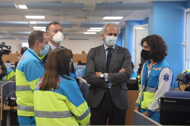 El consejero de Sanidad de la Comunidad de Madrid, Enrique Ruiz Escudero, visita el Centro Coordinador del SUMMA112, en la Base del SUMMA112, a 30 de diciembre de 2021, en Madrid, (España). Su visita tiene como objetivo conocer el trabajo que realizan en 
