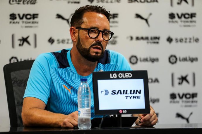 Archivo - El entrenador del Valencia, Josá Bordalas, durante una rueda de prensa en Mestalla.