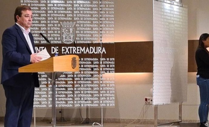 El presidente de la Junta de Extremadura, Guillermo Fernández Vara, en rueda de prensa