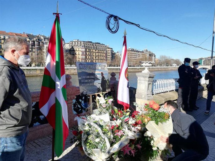 Esan recuerda en San Sebastián al agente de la Ertzaintza fallecido hace un año al caer al Urumea con su vehículo