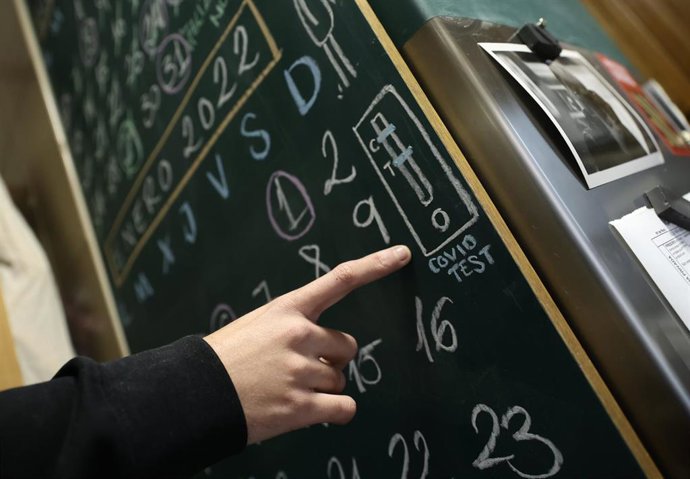 Una persona señala de la marca de cuando se hará su test Covid, en su domicilio, a 29 de diciembre de 2021, en Madrid (España).  