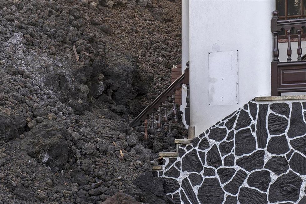 Una casa es alcanzada por una colada de lava del volcán de Cumbre Vieja, a 17 de diciembre de 2021, en La Palma
