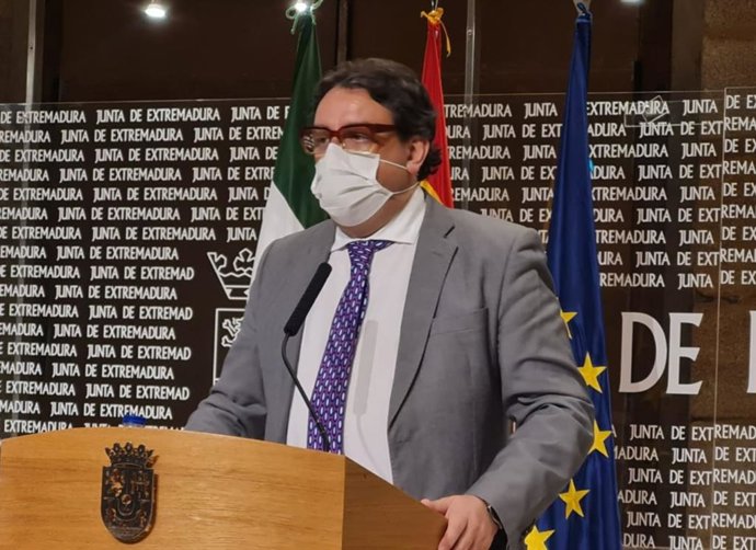 Imagen de archivo del vicepresidente segundo de la Junta de Extremadura y consejero de Sanidad y Servicios Sociales, José María Vergeles, en rueda de prensa