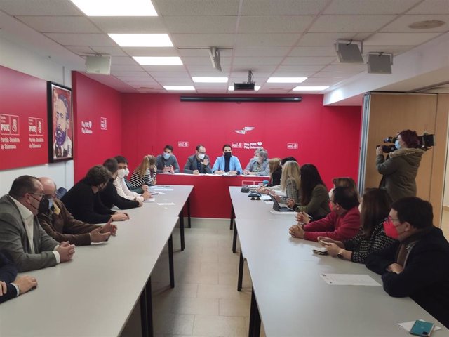 La secretaria de Organización del PSOECyL, Ana Sánchez (centro), en la reunión con la ejecutiva provincial del PSOE de Salamanca.