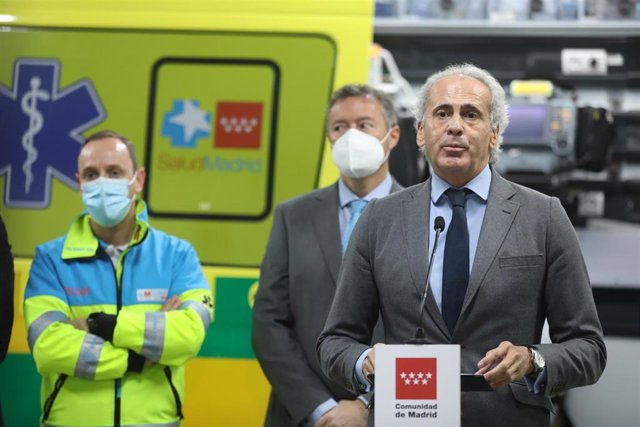 El consejero de Sanidad de la Comunidad de Madrid, Enrique Ruiz Escudero, visita el Centro Coordinador del SUMMA112, en la Base del SUMMA112, a 30 de diciembre de 2021, en Madrid, (España). Este recinto constituye el pilar básico para el funcionamiento de