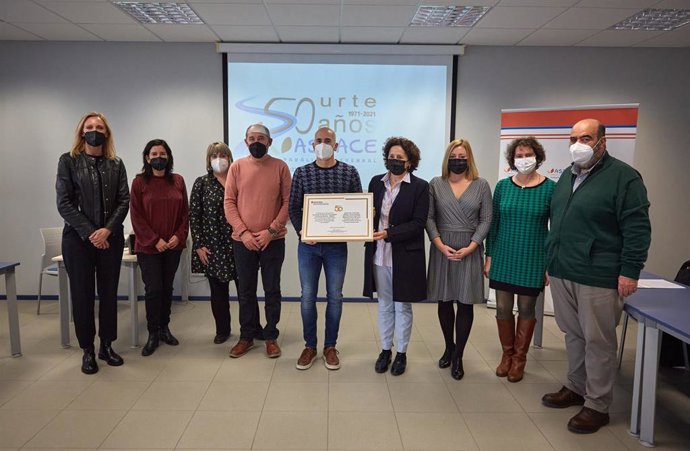 La consejera de Derechos Sociales, Carmen Maeztu, entrega un diploma de recuerdo del 50 aniversario al presidente de Aspace, David Erice