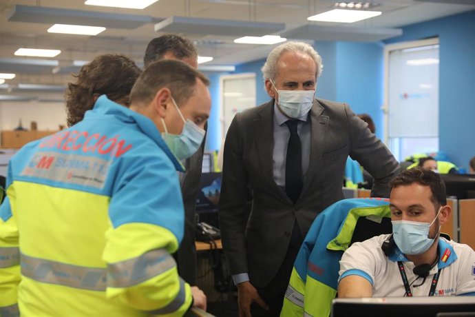 El consejero de Sanidad de la Comunidad de Madrid, Enrique Ruiz Escudero, visita el Centro Coordinador del SUMMA112, en la Base del SUMMA112, a 30 de diciembre de 2021, en Madrid, (España). Su visita tiene como objetivo conocer el trabajo que realizan e