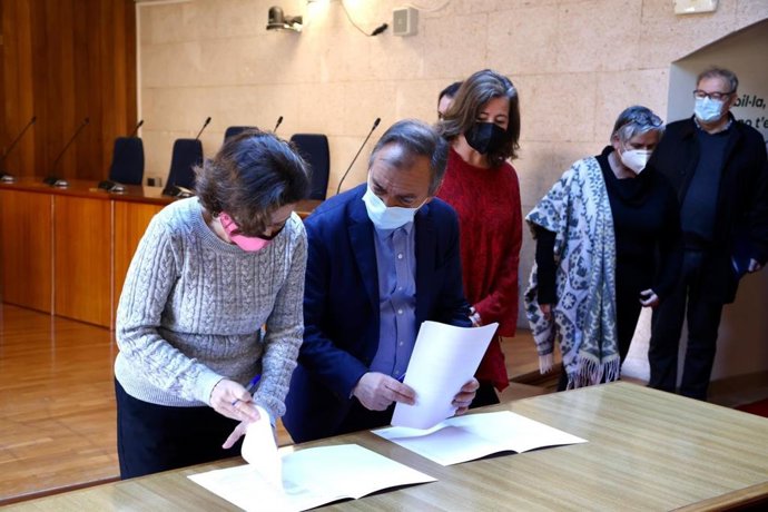 La consellera Fina Santiago y el alcalde de Andratx, Antoni Mir, en la firma del protocolo.
