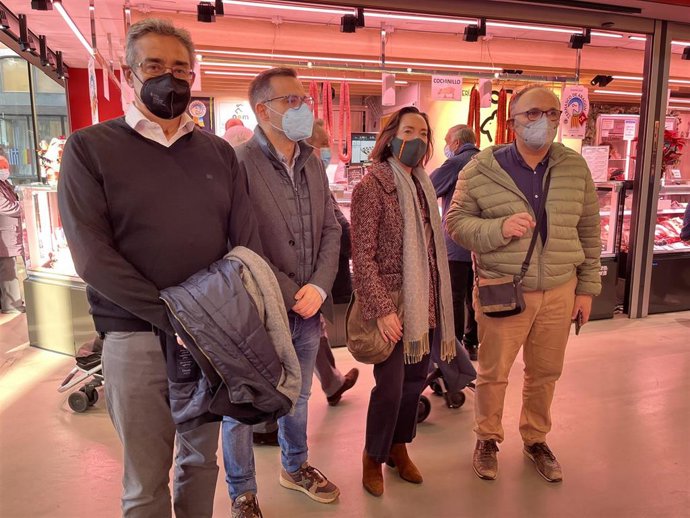 Los concejales de VOX en el Ayuntamiento de Zaragoza, Julio Calvo y Carmen Rouco, visitan el Mercado Central