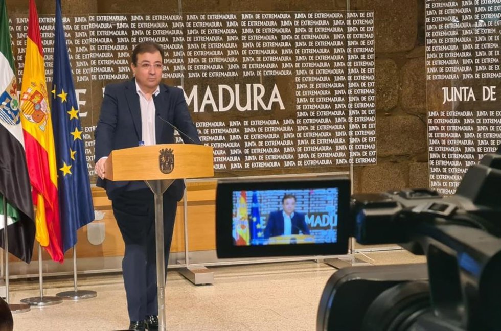 El presidente de la Junta de Extremadura, Guillermo Fernández Vara, en rueda de prensa