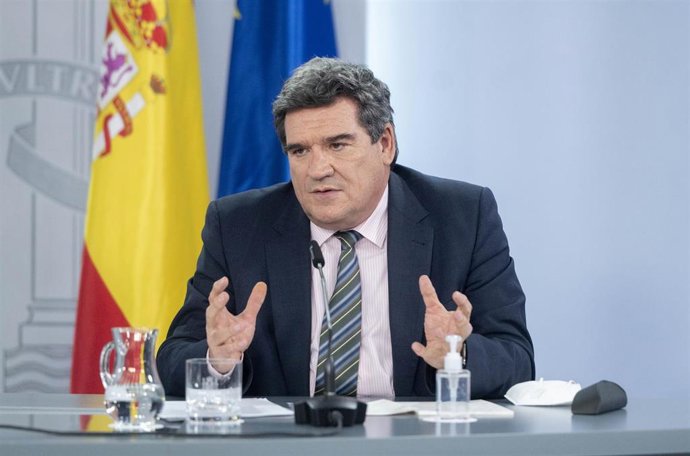El ministro de Inclusión, Seguridad Social y Migraciones, José Luis Escrivá, comparece tras la reunión del Consejo de Ministros en Moncloa, a 28 de diciembre de 2021, en Madrid (España).