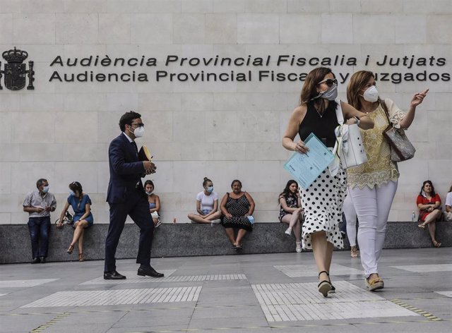 Archivo - Largas colas de ciudadanos esperan su turno de entrada en los juzgados de la Ciudad de la Justicia de Valencia, colapsada ahora por el parón provocado por la pandemia del coronavirus, en Valencia, Comunidad Valenciana (España), a 3 de julio de 2