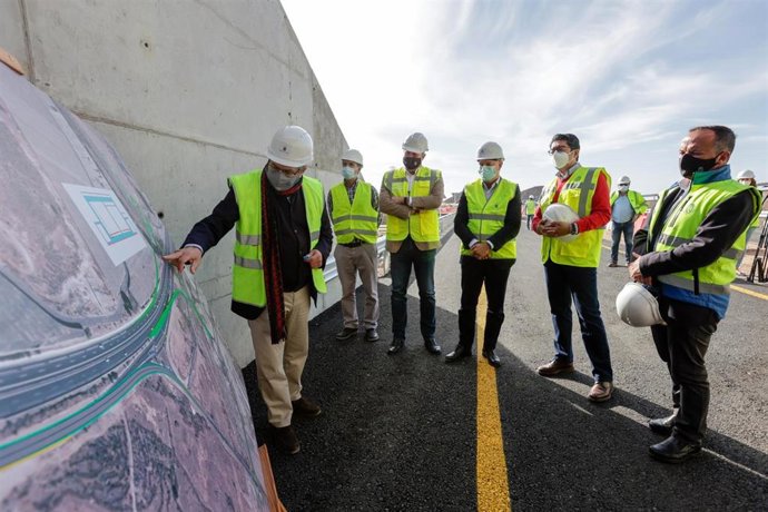 Dirigentes políticos ante la apertura de dos ramales en el enlace de Oroteanda