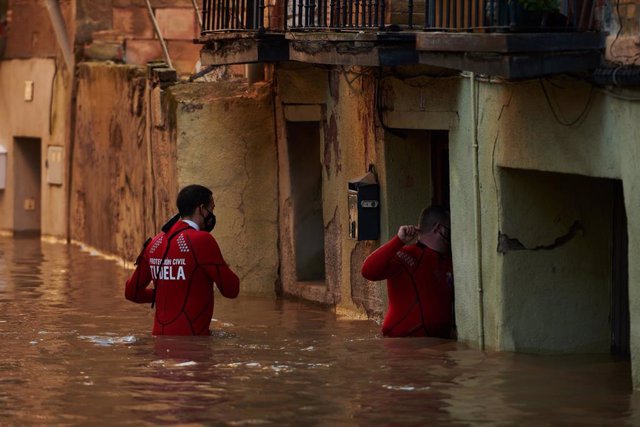 Trabajadores de Protección Civil caminan por una calle inundada de Tudela el pasado 12 de diciembre