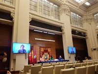 Almeida es "indiferente a la "catarata de insultos de Vox y su entorno tuitero" y les critica su "doble cara"