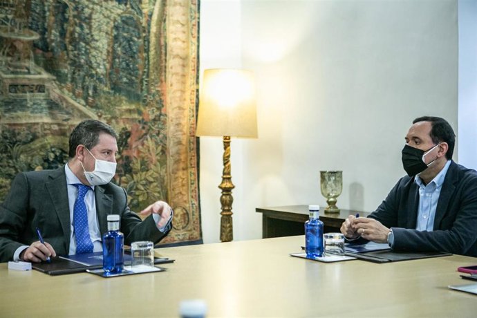 El jefe del Ejecutivo regional, Emiliano García-Page, recibe al presidente de MAYASA, Emiliano Almansa.