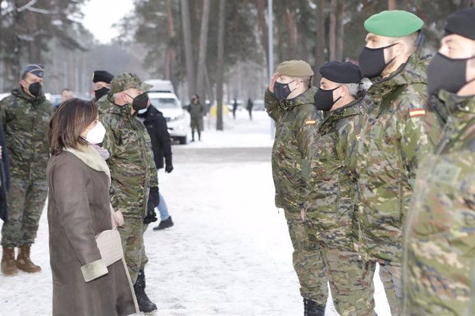 La ministra de Defensa, Margarita Robles, en su visita a los militares españoles desplegados en Letonia