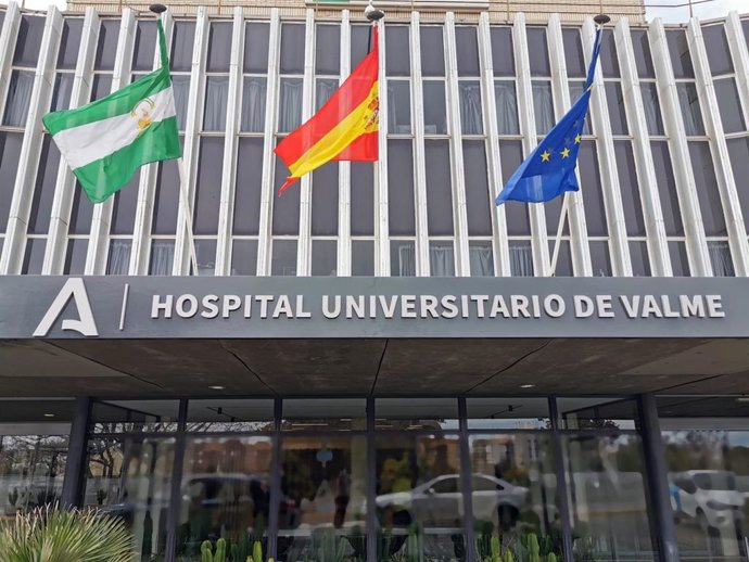 Fachada principal del Hospital de Valme, en Sevilla.
