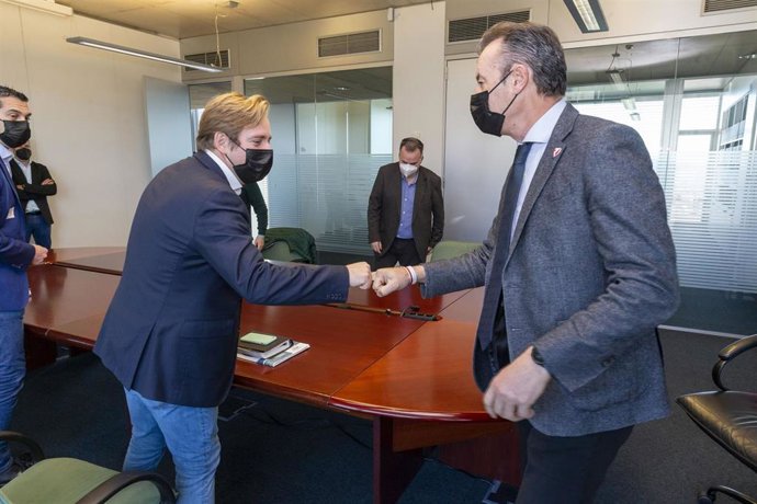 El consejero de Desarrollo Rural, Guillermo Blanco, se reúne con la Federación de Municipios de Cantabria, encabezada por su presidente, Pablo Diestro