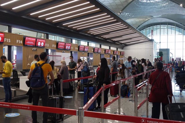 Archivo - Pasajeros en un aeropuerto de Estambul tras el levantamiento de las medidas de restricción.