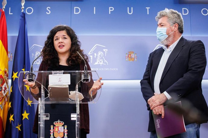 La portavoz adjunta de Unidas Podemos en el Congreso, Sofía Fernández Castañón, interviene en una rueda de prensa anterior a una Junta de Portavoces, en el Congreso de los Diputados, a 30 de noviembre de 2021, en Madrid, (España).