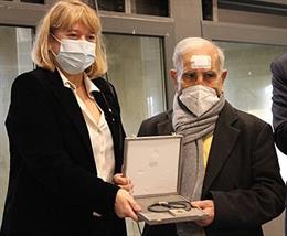 La consellera de Cultura, Natlia Garriga, entregado la Creu de Sant Jordi al poeta Antoni Canu en Alguer (Italia)