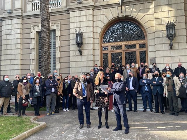 Imatge de la portaveu, Chantal Moll, i diversos advocats de la Secció de Dret Constitucional de l'Il·lustre Col·legi de l'Advocacia de Barcelona (Icab)