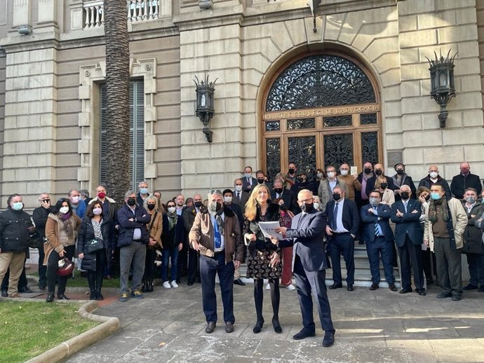 Imatge de la portaveu, Chantal Moll, i diversos advocats de la Secció de Dret Constitucional de l'Illustre Collegi de l'Advocacia de Barcelona (Icab)
