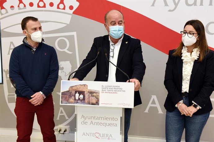 El alcalde del municipio malagueño de Antequera, Manuel Barón, junto con la teniente de alcalde de Cultura, Ferias, Tradiciones y Juventud, Elena Melero; y el presidente de la Asociación de Belenistas Noche de Paz, Juan Pablo Montesinos