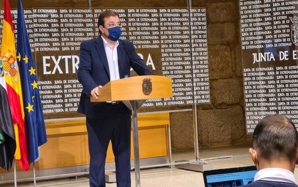 El presidente de la Junta de Extremadura, Guillermo Fernández Vara, en rueda de prensa
