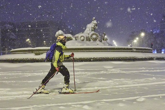 EP- Selección fotos 2021: Una persona avanza con esquíes junto a la fuente de Cibeles, cubierta de nieve por la borrasca Filomena, en Madrid (España) a 9 de enero de 2021.