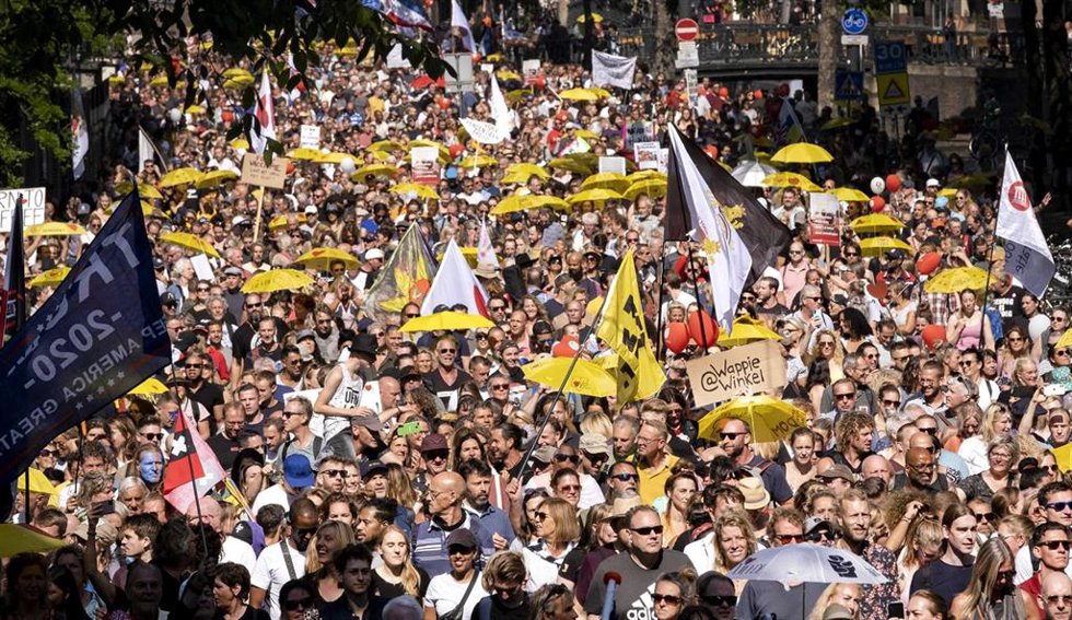 Archivo - Manifestación contra las medidas impuestas por la pandemia de COVID-19 en Ámsterdam, la capital de Países Bajos.