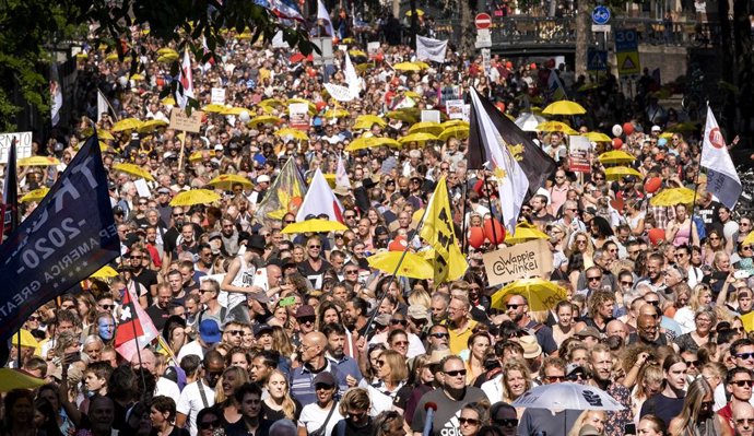 Archivo - 05 September 2021, Netherlands, Amsterdam: Demonstrators march through the capital during the 'Together for the Netherlands' rally against the Dutch government's Coronavirus policy. Photo: Ramon Van Flymen/ANP/dpa