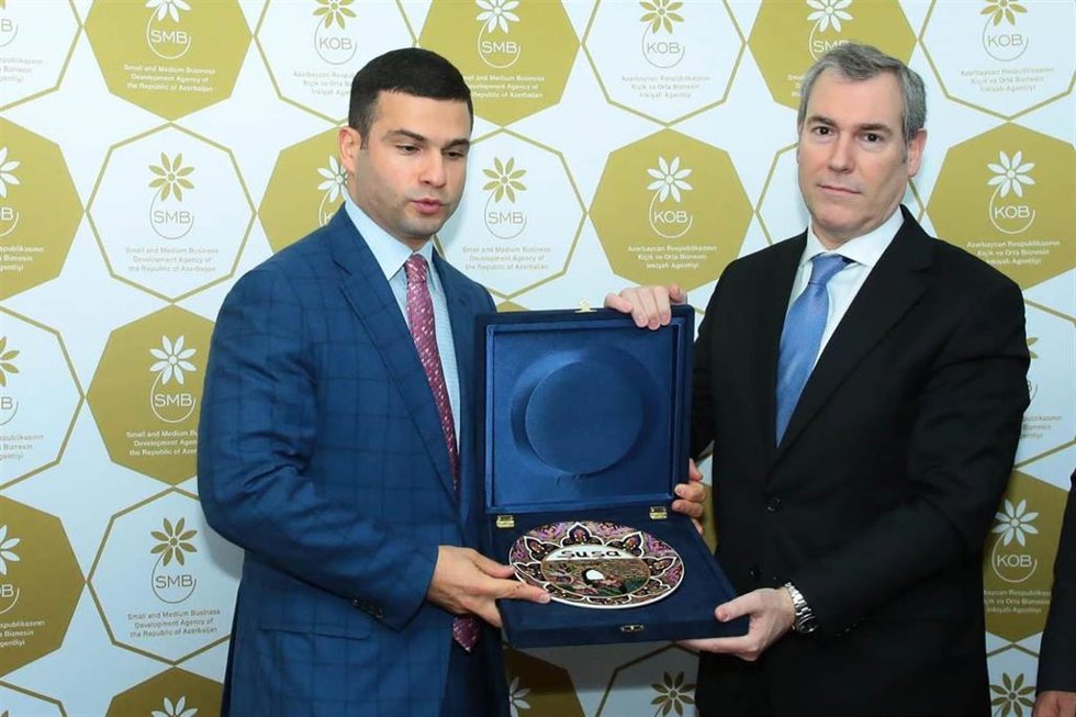 El ceo de Factorenergia, Emili Rousaud, con el consejero de la Agencia de Desarrollo de Negocios de la República de Azerbaiyán, Rufat Atakishiyev.