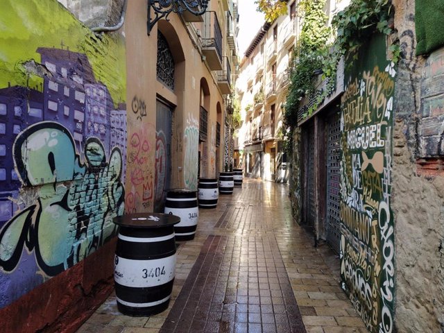 Archivo - Una calle de El Tubo con los bares cerrados