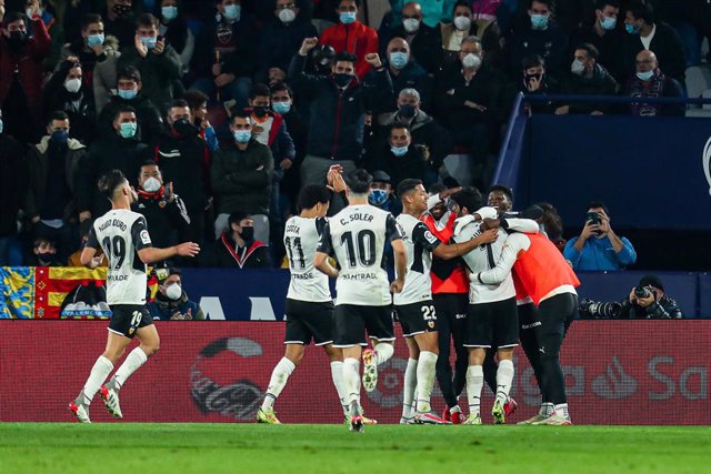 El jugador del Valencia CF Gonzalo Guedes celebra un gol junto a sus compañeros en el derbi ante el Levante de LaLiga Santander.