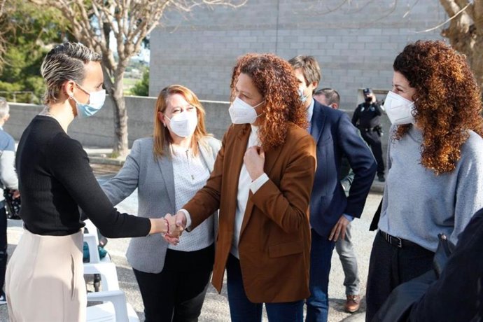 La presidenta del Consell de Mallorca, Catalina Cladera, durante la inauguración del cambio de nombre del polideportivo de Son Servera Es Pinaró por el de Virginia Torrecillas, futbolista mallorquina.