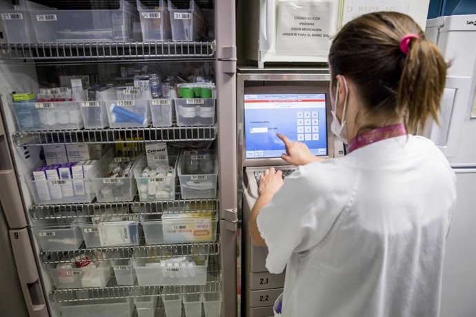 Archivo - Arxiu - Una infermera prepara la medicació per a un malalt a l'Hospital Vall d'Hebron de Barcelona
