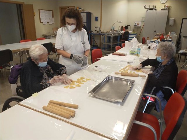 Taller de galletas en la residencia d emayores de Santa Teresa